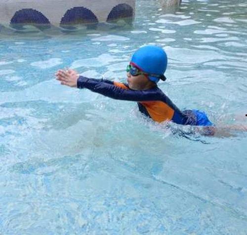 小孩自己游泳视频,水中萌动，快乐畅游