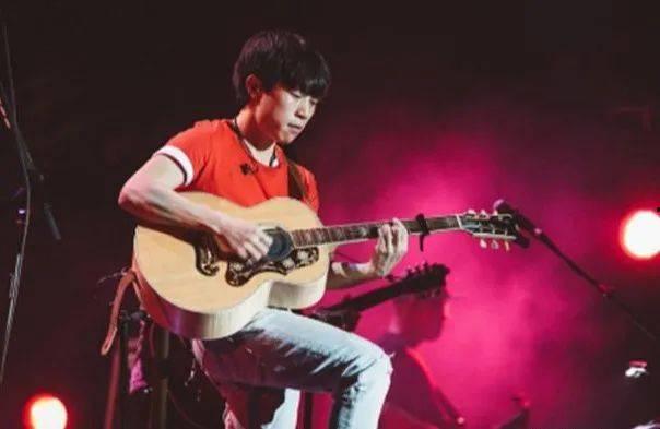 歌手成都视频赵雷